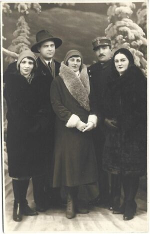Fotografie de grup, femei, domn și ofițer român, studio Foto Select Aizicovici, Iași, perioada interbelică