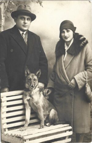Bărbat și femeie cu câine-lup, studio Rembrandt Rosenberg, Soroca, Basarabia, 1930