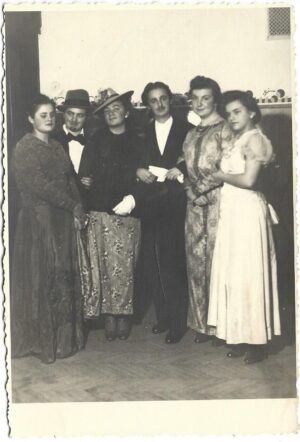 Tinere în ținută de serbare, 1939, Cernăuți