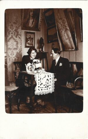Interior de casă din Iași, luarea ceaiului, 1932