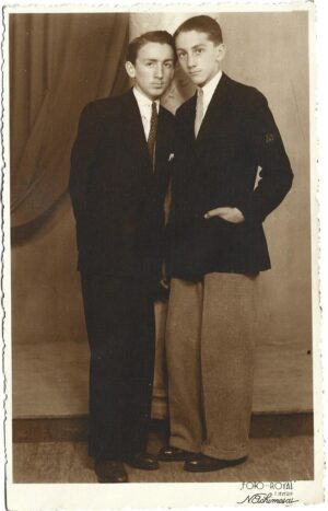 Tineri, unul dintre ei cu matricolă de liceu pe mânecă, studio Foto Royal Achimescu, Turnu Severin, 1943