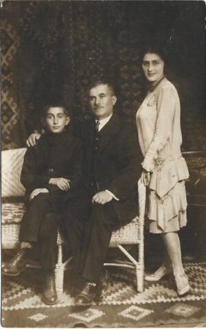 Fotografie de familie în decor cu covoare cu model neoromânesc, perioada interbelică