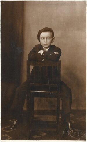 Băiat cu costum și bască, fotograf Marco Klein, Brăila, 1930