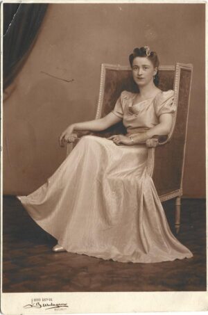 Tânără în ținută elegantă Foto Royal Buzdugan , Anticariat Historiarum