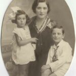 fotografie Doamnă cu copii perioada interbelică, Anticariat Historiarum