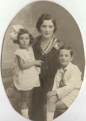 fotografie Doamnă cu copii perioada interbelică, Anticariat Historiarum