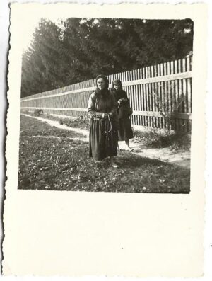 Țărănci anii 1930 România, Anticariat Historiarum