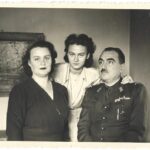 poză veche Maior român cu barete de decorații și Crucea Roșie Regina Elena perioada regalității, Anticariat Historiarum