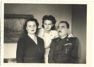 poză veche Maior român cu barete de decorații și Crucea Roșie Regina Elena perioada regalității, Anticariat Historiarum
