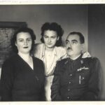 poza militara veche Maior român cu barete de decorații și Crucea Roșie Regina Elena perioada regalității, Anticariat Historiarum