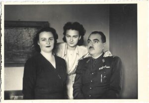 poza militara veche Maior român cu barete de decorații și Crucea Roșie Regina Elena perioada regalității, Anticariat Historiarum