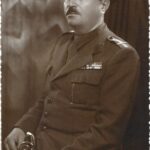 poza militara veche Maior român cu barete de decorații și sabie perioada regalității, Anticariat Historiarum