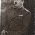 poza militara veche Maior român cu barete de decorații și sabie perioada regalității, Anticariat Historiarum