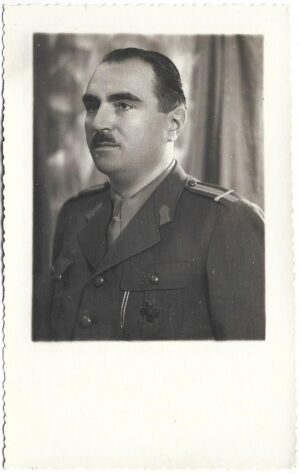 poza militara veche Ofițer român cu Crucea Roșie Regina Elena perioada regalității, Anticariat Historiarum