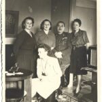poza militara veche Ofițer român cu barete de decorații și Crucea Roșie Regina Elena perioada regalității, Anticariat Historiarum