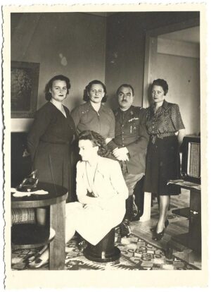 poza militara veche Ofițer român cu barete de decorații și Crucea Roșie Regina Elena perioada regalității, Anticariat Historiarum