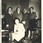 poza militara veche Ofițer român cu barete de decorații și Crucea Roșie Regina Elena perioada regalității, Anticariat Historiarum