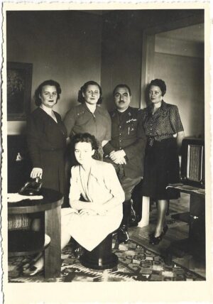 poza militara veche Ofițer român cu barete de decorații și Crucea Roșie Regina Elena perioada regalității, Anticariat Historiarum