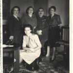 poza militara veche Ofițer român cu barete de decorații și Crucea Roșie Regina Elena, perioada regalității, Anticariat Historiarum