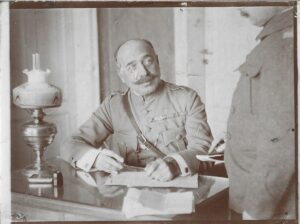 poza militara veche Ofițer român în uniformă model 1912 cu însemn de rănit, Anticariat Historiarum