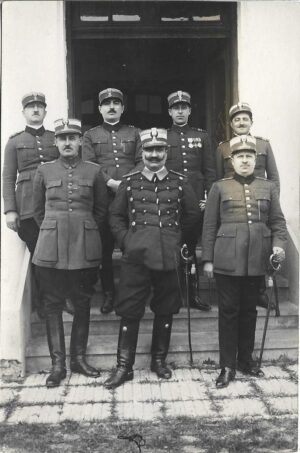 poza militara veche Ofițeri români cu săbii și decorații perioada interbelică, Anticariat Historiarum