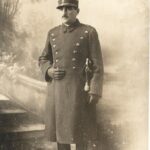 poza militara veche Ofițer român cu manta și sabie perioada interbelică, Anticariat Historiarum