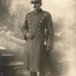 poza militara veche Ofițer român cu manta și sabie perioada interbelică, Anticariat Historiarum