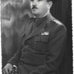 poza militara veche Maior român cu barete de decorații și sabie perioada regalității, Anticariat Historiarum