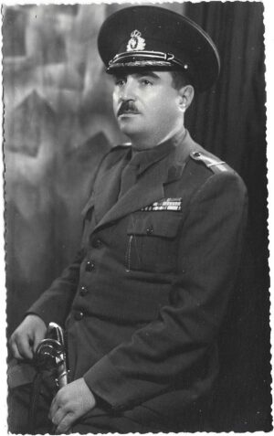 poza militara veche Maior român cu barete de decorații și sabie perioada regalității, Anticariat Historiarum