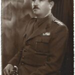 poza militara veche Maior român cu barete de decorații și sabie perioada regalității, Anticariat Historiarum