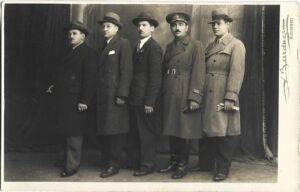 poza veche Ofițer român și civili studio Buzdugan perioada regalității, Anticariat Historiarum
