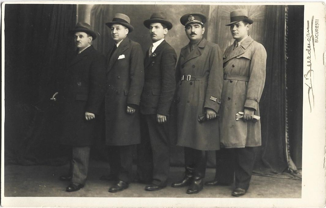 poza veche Ofițer român și civili studio Buzdugan perioada regalității, Anticariat Historiarum