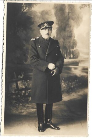poza militara veche Căpitan român cu manta și mănuși perioada regalității, Anticariat Historiarum