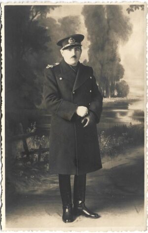 poza militara veche Căpitan român cu manta și mănuși perioada regalității, Anticariat Historiarum
