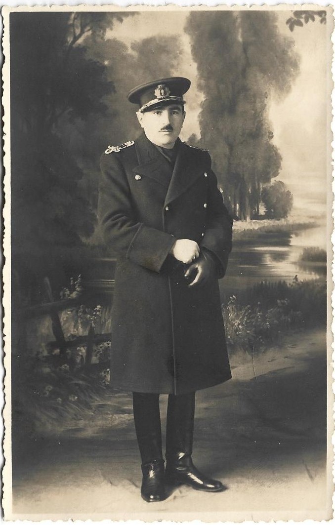 poza militara veche Căpitan român cu manta și mănuși perioada regalității, Anticariat Historiarum