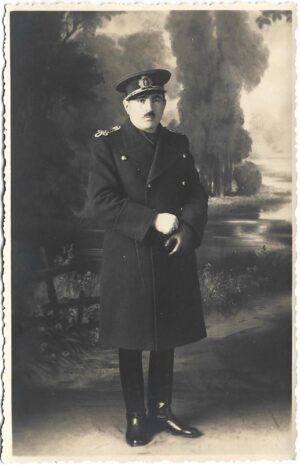 poza militara veche Căpitan român cu manta și mănuși perioada regalității, Anticariat Historiarum
