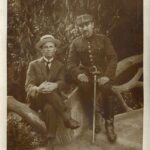 poza militara veche Ofițer român cu sabie în Parcul Carol I din București, Anticariat Historiarum