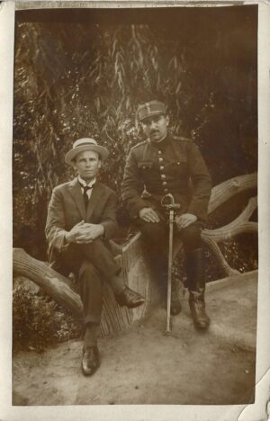 poza militara veche Ofițer român cu sabie în Parcul Carol I din București, Anticariat Historiarum
